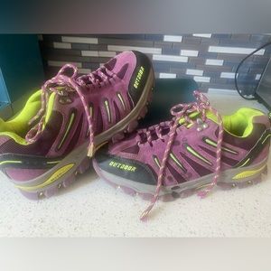 Woman’s hiking shoes size 8